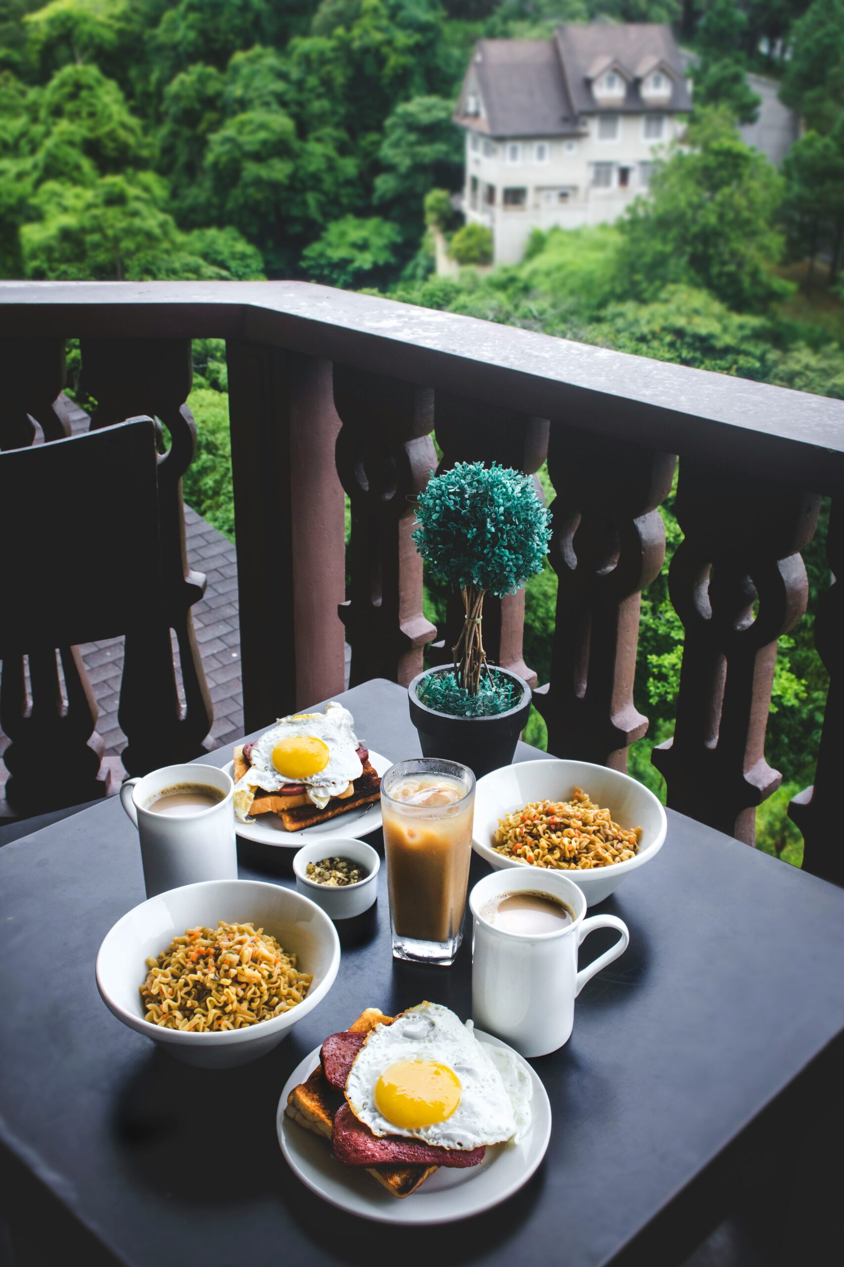 軽めの朝食、フルーツとスープのバランスあるプレート